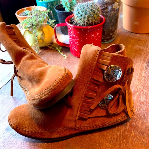 Brand New Minnetonka Women’s Two Button Boot - Picture 1 of 4